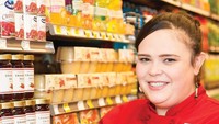 Biasanya pekerja supermarket hanya membantu menunjukkan letak bahan makanan. Tetapi Metropolitan Market menghadirkan pekerja yang membantu pelanggan menyusun menu untuk seminggu ke depan. Foto: Brightside