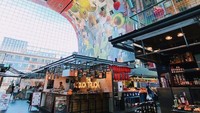 Menyatu dengan sebuah apartemen, supermarket ini desainnya dengan sangat menarik. Bagian atas supermarket dipenuhi gambar-gambar bahan makanan yang indah. Foto: Brightside