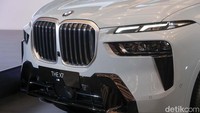 Penyegaran utama pada The New X7 mulai dari penggunaan unit lampu depan terpisah yang memulai debutnya di BMW X7 terbaru. Elemen lampu LED horizontal dipasang lebih tinggi di ujung depan. Lalu lampu LED yang terletak di bawah untuk lampu depan low-beam dan high-beam seperti tertanam berada di apron depan, dan hanya muncul ke depan saat diaktifkan.