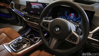 Masuk ke dalam kabin, BMW X7 terbaru dilengkapi panel instrumen yang baru - dengan ventilasi udara ramping dan bilah lampu ambiance.