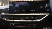 Hal lain yang membuat mobil ini semakin modern adalah BMW Curved Display dengan ukuran yang sangat besar, 12.3-inci information display dan 14.9-inci control display dengan BMW Operating System 8.