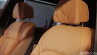 Joknya makin mewah dengan balutan M headliner Alcantara Anthracite serta Illuminated M Door entry sills dengan desain BMW M sebagai standar di BMW X7 xDrive40i M Sport.