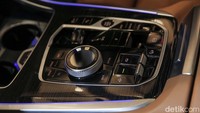 BMW X7 terbaru semakin meningkatkan kenyamanan penumpang. Selain kontrol iklim otomatis lima zona, ada pula sunroof panoramic glass Sky Lounge (diterangi oleh unit LED dan terbagi dua zona memberikan kesan lapang), Bowers & Wilkins Diamond Surround Sound System dan Travel & Comfort System yang baru, dan sistem hi-fi. Lapisan M sport tersemat pada steering wheel dengan gearshift paddle. Selanjutnya didesain tray baru untuk pengisian daya nirkabel yang kompatibel.
