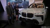 BMW Group Indonesia mengawali tahun 2023 dengan meluncurkan penyegaran mobil X7 di Jakarta, Kamis (2/2/2023). The New X7 yang ditawarkan di Tanah Air ini menggunakan paket M Sport yang membuatnya tampil lebih sporty.