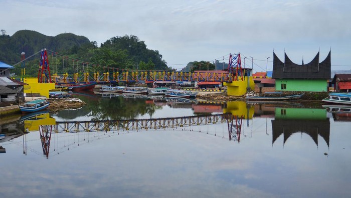 Warga melintas di Jembatan Gantung Sungai Pisang, Bungus Teluk Kabung, Padang, Sumatera Barat, Kamis (2/2/2023). Kementerian PUPR telah menyelesaikan pembangunan Jembatan Gantung Sungai Pisang dengan biaya Rp3,6 milliar, sebagai salah satu infrastruktur kerakyatan sekaligus penunjang akses pariwisata menuju Pulau Pasumpahan, Pulau Pamutusan, dan Pulau Sikuai.
