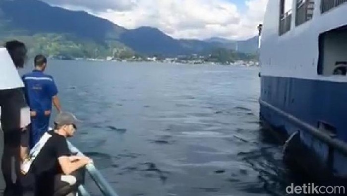 Tangkapan layar video viral penumpang tewas usai lompat dari kapal di Danau Toba. Tangkapan layar video viral penumpang tewas usai lompat dari kapal di Danau Toba.