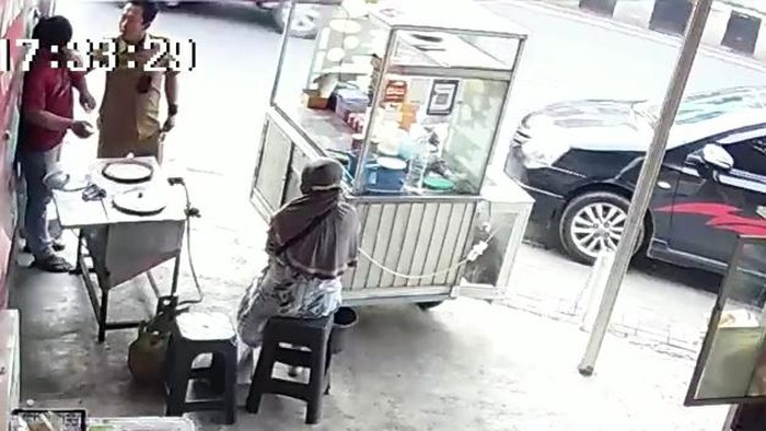 Tangkapan layar video viral pria berseragam pns diduga menganiaya pedagang martabak di Bandar Lampung