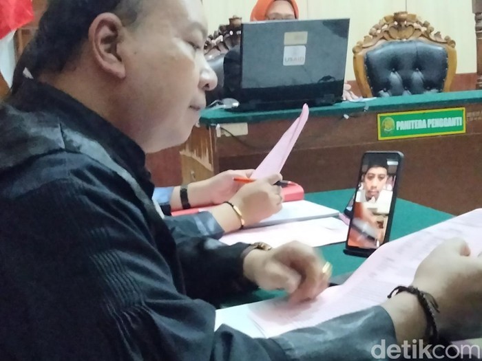 Terdakwa Saiful Rachman penipu dengan buka loker abal-abal di Facebook menjalani sidang secara daring di PN Surabaya