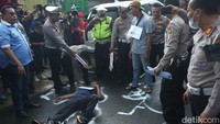 Rekonstruksi ulang ini dikawal ketat puluhan polisi berseragam. Reka ulang melibatkan sejumlah pakar, ahli, hingga tim traffic accident analyst (TAA) Korlantas Polri.