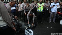 Terlihat motor tersebut terjatuh dengan posisi miring di depan moncong mobil Mitsubishi Pajero milik AKBP (purn) Eko.