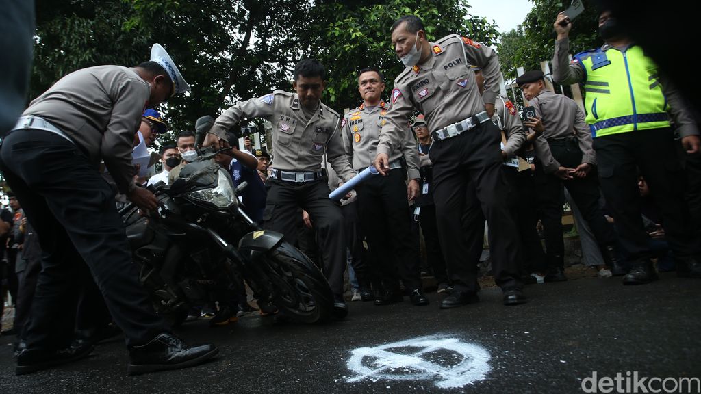 Polda Metro Jaya menggelar rekonstruksi ulang kasus kecelakaan yang menewaskan mahasiswa UI, M Hasya Attalah Syahputra (18), pagi ini.