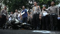 Sejumlah pejabat Polda Metro Jaya mulai dari Dirlantas Polda Metro Jaya Kombes Latif Usman, Kabid Humas Polda Metro Jaya Kombes Trunoyudo Wisnu Andiko, Kabidkum Polda Metro Jaya Kombes Pol Putu Putera Sadana, dan pengamat sudah hadir di lokasi dan mengikuti jalannya rekonstruksi ulang demi kejelasan status tersebut.