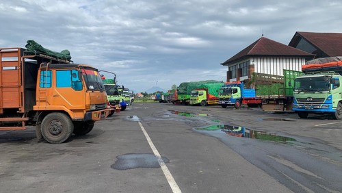 Situasi Terminal Kargo Negara, Kecamatan Negara, Kabupaten Jembrana Bali, dipenuhi oleh truk, Kamis (2/2/2023).