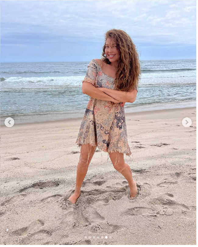 Inilah gaya Thalia saat kembali menjadi gadis pantai Marimar. Dalam telenovela yang dibintanginya pada 1994, Thalia memerankan Marimar, gadis miskin polos yang tinggal di gubuk tepi pantai bersama kakek dan neneknya. Foto: Instagram