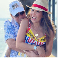 Setelah tak lagi menjadi bintang telenovela, Thalia memilih karier sebagai penyanyi. Hal ini tak mengherankan sebab dia menikah dengan mantan suami Mariah Carey, Tommy Mottola pada tahun 2000. Tommy dikenal sebagai seorang produser musik, pimpinan Mottola Media Group. Foto: Instagram