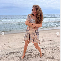 Inilah gaya Thalia saat kembali menjadi gadis pantai Marimar. Dalam telenovela yang dibintanginya pada 1994, Thalia memerankan Marimar, gadis miskin polos yang tinggal di gubuk tepi pantai bersama kakek dan neneknya. Foto: Instagram