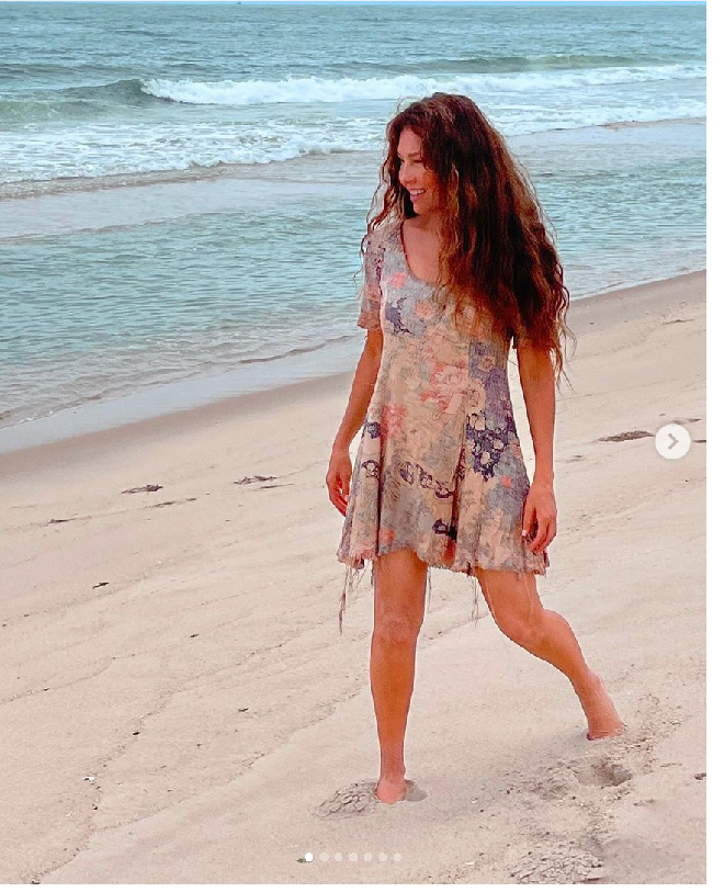 “Aku sungguh senang melakukan ini untuk kalian semua. Aku harus akui, aku sebenarnya juga melakukan ini untuk diriku. Dan aku senang aku memiliki sesuatu yang tersembunyi di hati,” tulis Thalia disertai hashtag #Marimar4Ever. Foto: Instagram