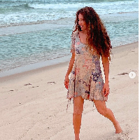 “Aku sungguh senang melakukan ini untuk kalian semua. Aku harus akui, aku sebenarnya juga melakukan ini untuk diriku. Dan aku senang aku memiliki sesuatu yang tersembunyi di hati,” tulis Thalia disertai hashtag #Marimar4Ever. Foto: Instagram