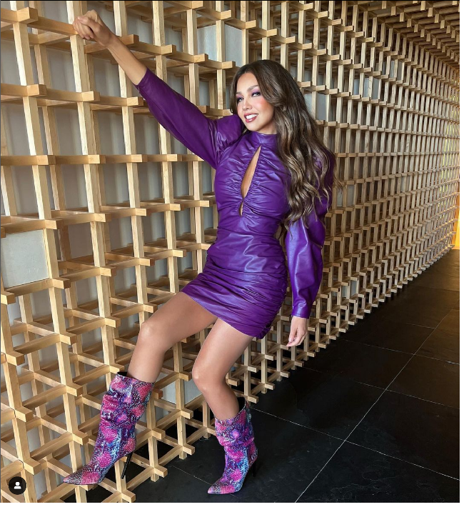 Olahraga adalah kunci kebugaran Thalia di usia 51 tahun. Aktris Meksiko ini kerap mengunggah momen dirinya berolahraga. Thalia melakukan berbagai jenis olahraga mulai dari cardio, angkat beban, TRX hingga yoga. Foto: Instagram