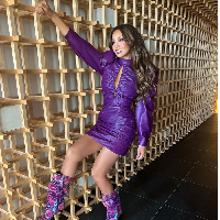 Olahraga adalah kunci kebugaran Thalia di usia 51 tahun. Aktris Meksiko ini kerap mengunggah momen dirinya berolahraga. Thalia melakukan berbagai jenis olahraga mulai dari cardio, angkat beban, TRX hingga yoga. Foto: Instagram