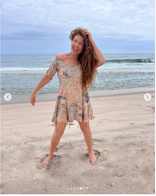 Thalia beberapa waktu lalu mengunggah momennya mengulang penampilannya sebagai Marimar. Dia berpose di pantai dengan rambut ikal dan mini dress seperti yang dipakainya dulu saat memerankan Marimar. Foto: Instagram