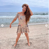 Thalia beberapa waktu lalu mengunggah momennya mengulang penampilannya sebagai Marimar. Dia berpose di pantai dengan rambut ikal dan mini dress seperti yang dipakainya dulu saat memerankan Marimar. Foto: Instagram