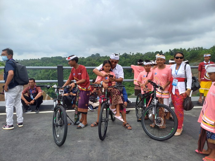 Tiga orang siswa di Buleleng kebagian hadiah sepeda dari Presiden Jokowi usai berhasil menjawab kuis saat peresmian Bendungan Danu Kerti Buleleng, Kamis (2/2/2023). (Made Wijaya Kusuma)