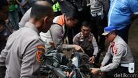 Korps Lalu Lintas (Korlantas) Polri menerjunkan tim Traffic Accident Analysis (TAA) dalam rekonstruksi ulang kasus kecelakaan mahasiswa Universitas Indonesia (UI), M Hasya Attalah Syahputra (18), yang melibatkan purnawirawan polisi, AKBP (Purn) Eko Setio BW di Jalan Srengseng Sawah, Jagakarsa, Jakarta Selatan, Kamis (2/2/2023).