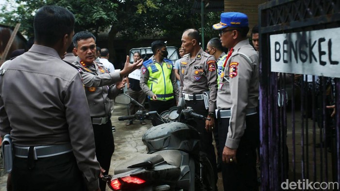 Rekonstruksi ulang kasus kecelakaan mahasiswa Universitas Indonesia (UI), M Hasya Attalah Syahputra (18), yang melibatkan purnawirawan polisi, AKBP (Purn) Eko Setio BW digelar di Jalan Srengseng Sawah, Jagakarsa, Jakarta Selatan, Kamis (2/2/2023). Korps Lalu Lintas (Korlantas) Polri turut menerjunkan Traffic Accident Analysis (TAA).