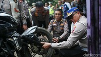 Tim TAA memeriksa kendaraan roda dua milik M Hasya Attalah Syahputra sebelum dilakukannya rekonstruksi.