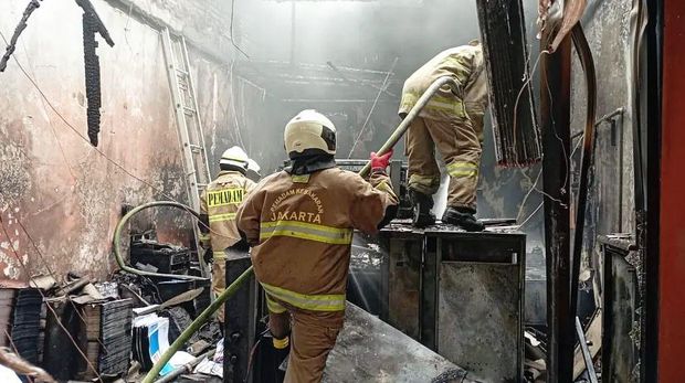 Toko percetakan di Ciracas, Jakarta Timur (Jaktim), dilanda kebakaran. Kebakaran itu diduga dipicu korsleting pada mesin percetakan. (Instagram @humasjakfire)