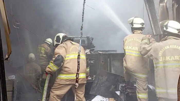 Toko percetakan di Ciracas, Jakarta Timur (Jaktim), dilanda kebakaran. Kebakaran itu diduga dipicu korsleting pada mesin percetakan. (Instagram @humasjakfire)