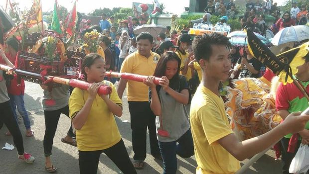 Tradisi perayaan Cap Go Meh di Indonesia.