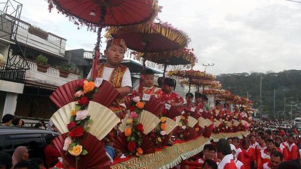 Tradisi perayaan Cap Go Meh di Indonesia.