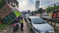 Beton penutup tersebut tidak kuat menahan beban muatan truk hingga patah dan membuat truk terperosok.