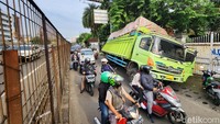 Hingga pukul 16.15 WIB, masih diupayakan langkah evakuasi. Tampak anggota kepolisian sudah berada di lokasi kejadian untuk mengatur arus kendaraan.
