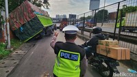 Kondisi lalu-lintas mulai tersendat lantaran truk membuat lajur jalan dua arah menjadi satu lajur. Sebagai catatan, jalan Arjuna berada di samping jalan tol Kebon Jeruk.