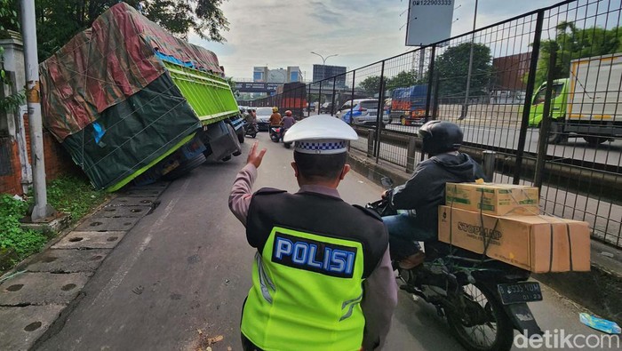 Truk Masuk Got, Jalan Arjuna Kemanggisan Jakbar Macet Sebuah truk bernopol BG 8232 UN terperosok dalam gorong-gorong di pinggir jalan Arjuna, Kemanggisan, Jakarta Barat. Akibatnya lalu lintas merayap.