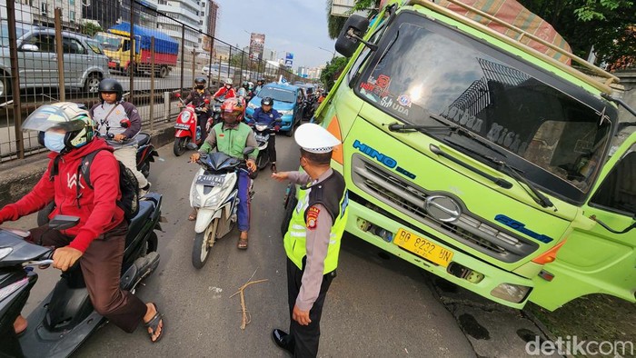 Truk Masuk Got, Jalan Arjuna Kemanggisan Jakbar Macet Sebuah truk bernopol BG 8232 UN terperosok dalam gorong-gorong di pinggir jalan Arjuna, Kemanggisan, Jakarta Barat. Akibatnya lalu lintas merayap.