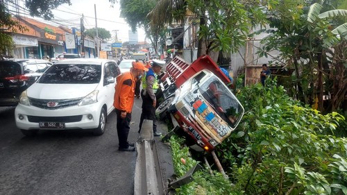 Kondisi truk pengangkut tanah nyaris terperosok di Kerobokan, Badung, Kamis (2/2/2023). (Agus Eka Purna Negara/detikBali)