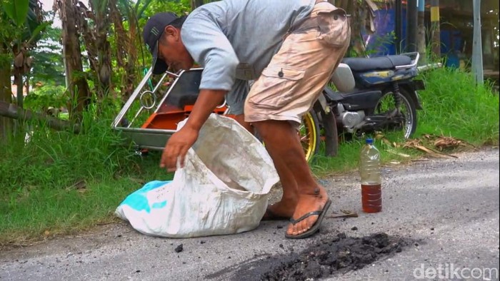 Tukang becak lamongan tambal jalan