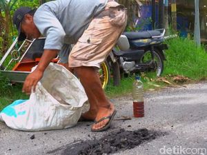 Tukang Becak Lamongan Rela Tambal Sendiri Lubang Jalan Pakai Duit Sendiri