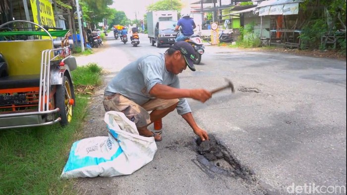 Tukang becak lamongan tambal jalan