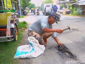 Pemkab Tak Acuh, Tukang Becak di Lamongan Tambal Sendiri Jalan Berlubang