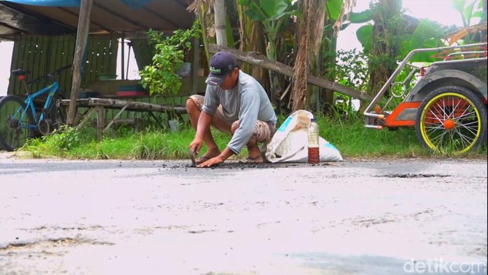 Tukang Becak Lamongan tambal lubang jalan secara mandiri demi putrinya