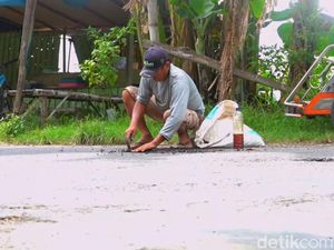 Alasan Tukang Becak Lamongan Tambal Sendiri Jalan Berlubang Bikin Terenyuh