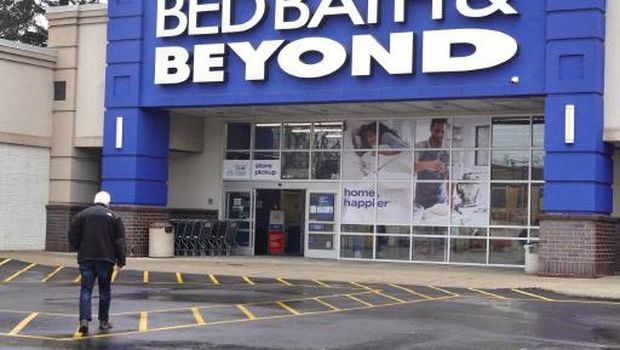 FOREST PARK, ILLINOIS - JANUARY 05: Customers shop at a Bed Bath & Beyond store on January 05, 2023 in Forest Park, Illinois. The retailer's stock plummeted more that 20 percent today after it warned that it was running out of cash to meet expenses and is exploring its financial options which include bankruptcy.   Scott Olson/Getty Images/AFP (Photo by SCOTT OLSON / GETTY IMAGES NORTH AMERICA / Getty Images via AFP)