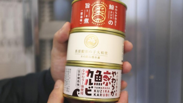 Vending Machine di Jepang Jual Daging Ikan Paus, Tuai Kontroversi Staff of Kyodo Senpaku Co. pointing to an image of whale meat being sold from a vending machine at the firm's unmanned store, Thursday, Jan. 26, 2023, in, Yokohama, Japan. (AP Photo/Ha Kwyeon)