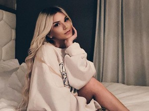 Ketahuan Jadi Model OnlyFans, Wanita Ini Dilarang Menginjak Sekolah Anak