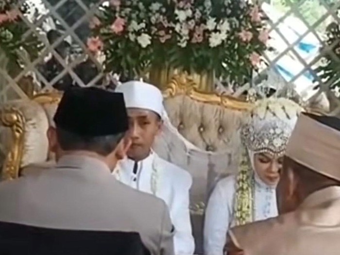 Video penghulu terganggu oleh suara lato-lato saat ijab kabul.